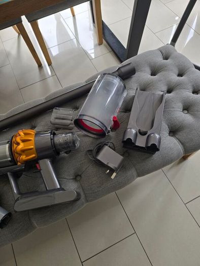 Dyson v15 Extra brand new with new genuine accessories