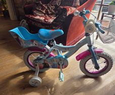 BRAND NEW Frozen Bike with training wheels