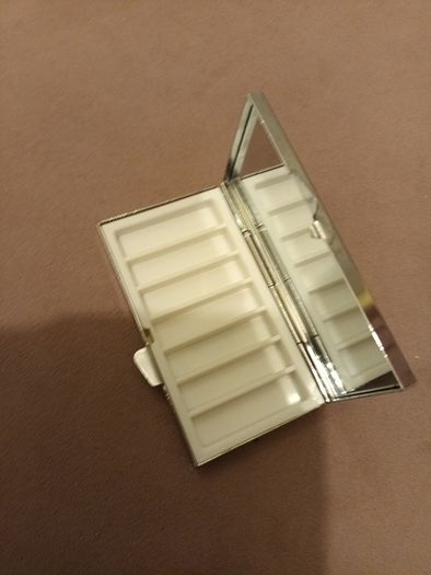 Mirrored 7 day pill box