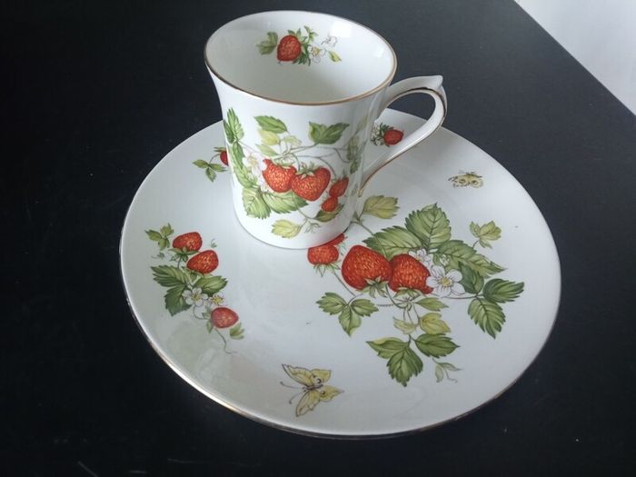 Queens "Virginia Strawberry" TV set Tray and Mug