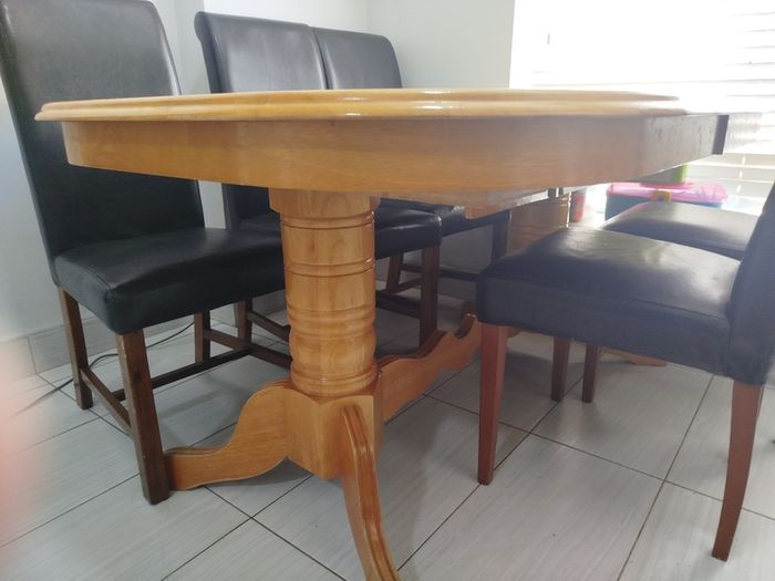 Extendable kitchen table
