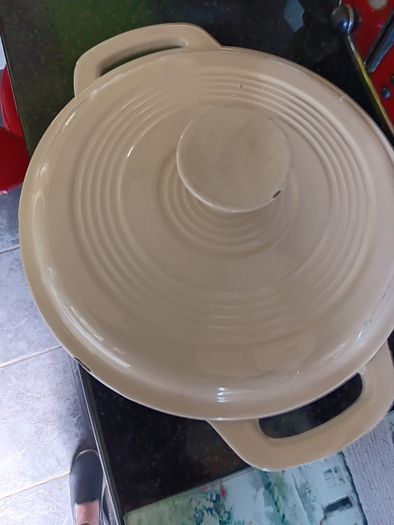 Cast iron pot