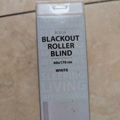 Blackout roller blind