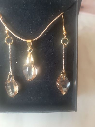 Swarovski Crystal Elements Pendant And Earrings Set