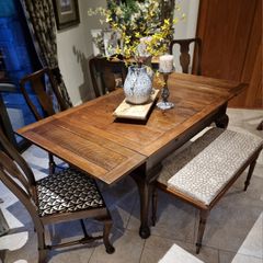 Beautiful Extendable Table, Chairs & Bench