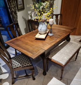 Beautiful Extendable Table, Chairs & Bench