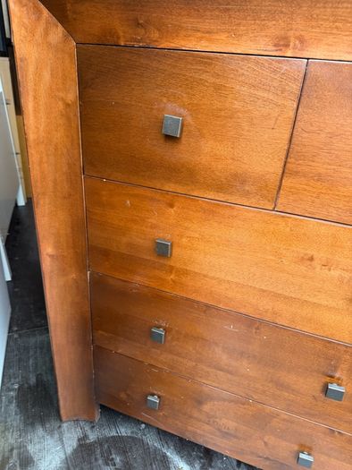 chest of drawers
