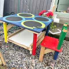 kids table and chair