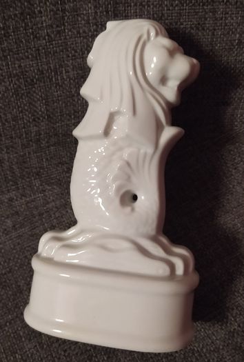Porcelain Merlion bottle from APILCO/Albert Pillvuyt & Co.