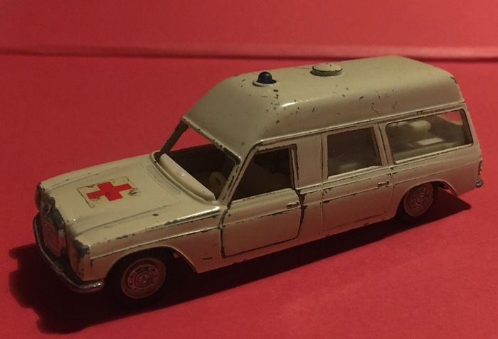 Siku 1/55 scale Mercedes Binz ambulance