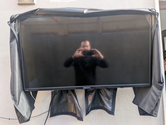 Hannspree Outdoor Monitor Setup + Weatherproof Cover and Google Chromecast