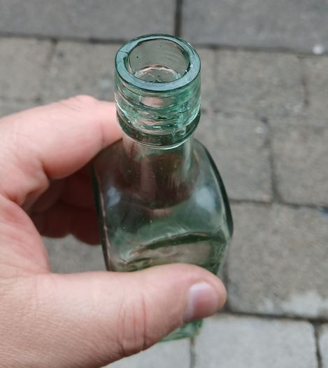 Vintage Lipton London Ceylon & Sydney bottle