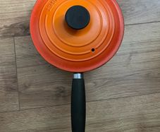 Le Creuset Cast Iron Saucepan with Wooden Handle Lovely genuine signature Volcanic colour size 18