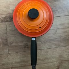 Le Creuset Cast Iron Saucepan with Wooden Handle Lovely genuine signature Volcanic colour size 18