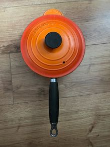 Le Creuset Cast Iron Saucepan with Wooden Handle Lovely genuine signature Volcanic colour size 18
