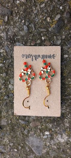 Vintage jewelry is sold individually for 5 to 10 euros