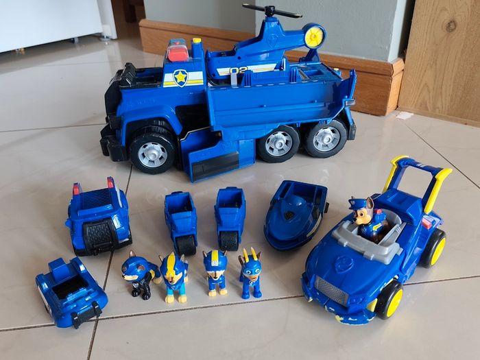 Paw patrol Chase truck, vehicles and figures