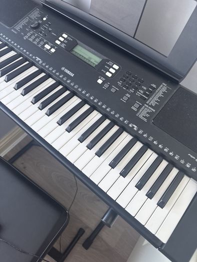 Yamaha Keyboard with Stand and stool