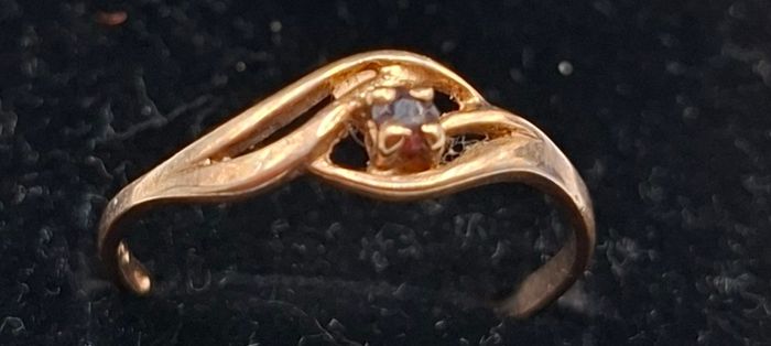 9ct yellow gold ring