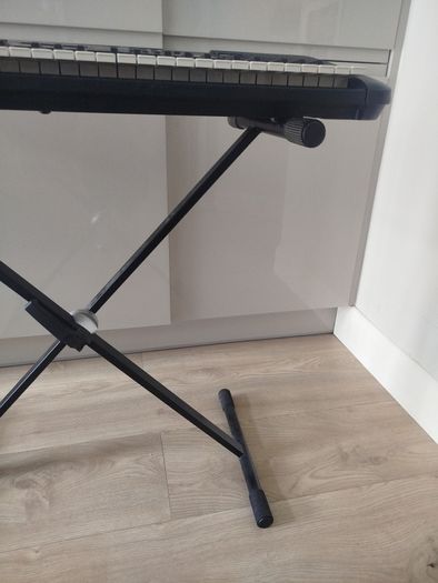 Yamaha keyboard and stand