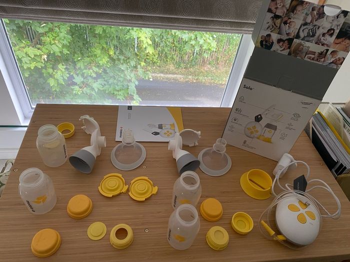 breastfeeding pump and accessories