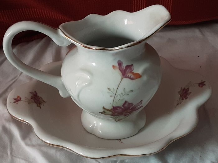 small decorative wash bowl and jug, ( AD )