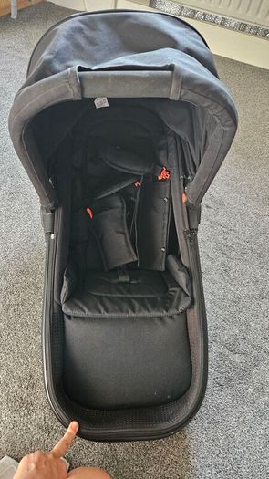 Out n About Nipper Switch 2-in-1 Carrycot & Parent-Facing Seat Excellent condition.