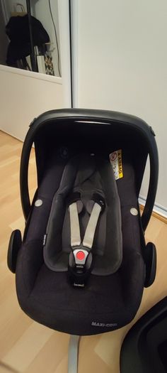 Maxi-Cosi infant car seat with ISOFIX base