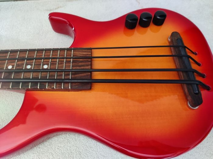 Kala U-Bass solid body (Sunburst) - plus bag