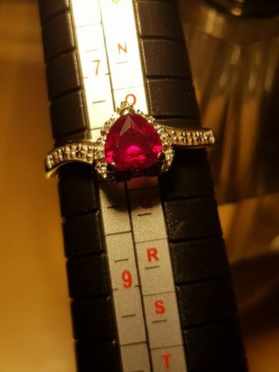 9 ct  gold ring Rubies and diamonds