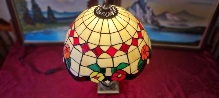 24 Inch Tiffany Style Table Lamp With 18 Inch Wide Stained Glass Shade And Polished Brass Base