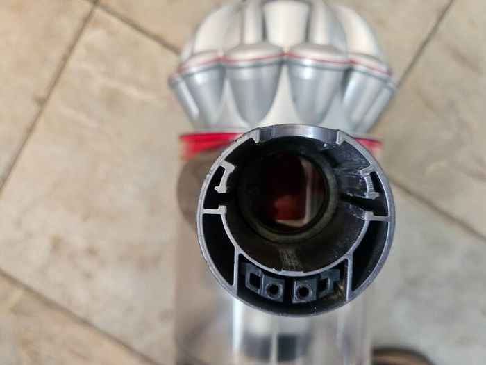 Dyson V8