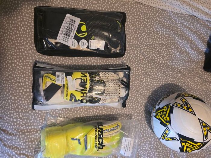 Goalkeeping gloves