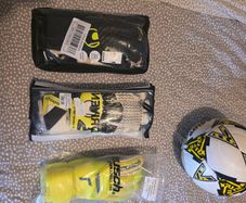 Goalkeeping gloves