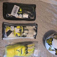 Goalkeeping gloves