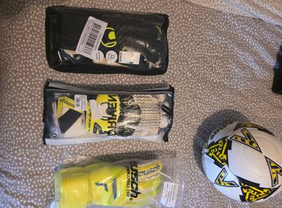 Goalkeeping gloves