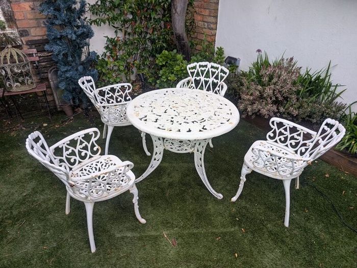 Ornate cast iron garden table and 4chairs
