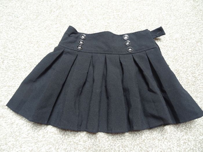 Girls skirt black pleated 6-8