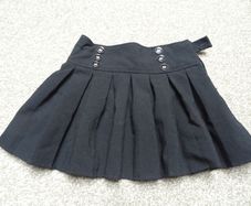 Girls skirt black pleated 6-8