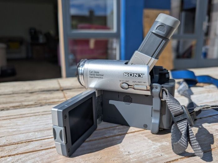 Sony DCR-TRV33 MiniDV digital camcorder with Carl Zeiss Vario-Sonnar lens