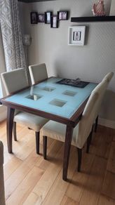 Extending Glass Dining Table and 4 High-Back Chairs