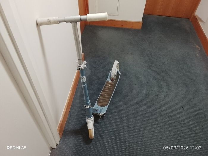 Oxelo Mid 7 kick scooter with stand