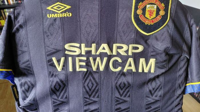 Authentic 1993-1995 Manchester United Away Shirt (Umbro)