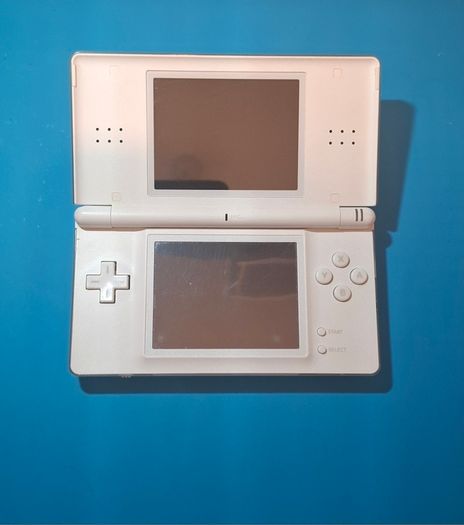 DS Lite with R4 Cartridge