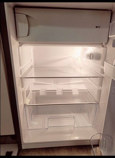 Servis undercounter fridge with icebox