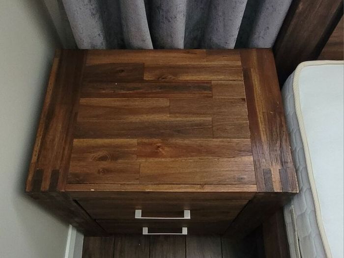 Double bed & 2 lockers
