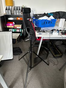 Un branded tripod stand