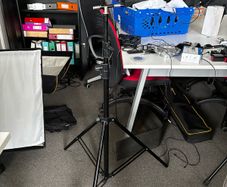 Un branded tripod stand