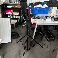 Un branded tripod stand