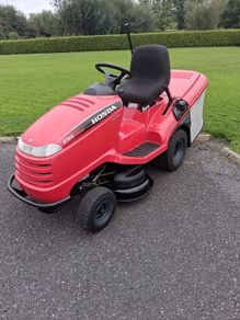 Honda HF 2315 V-Twin Hydrostatic Ride on Lawnmower